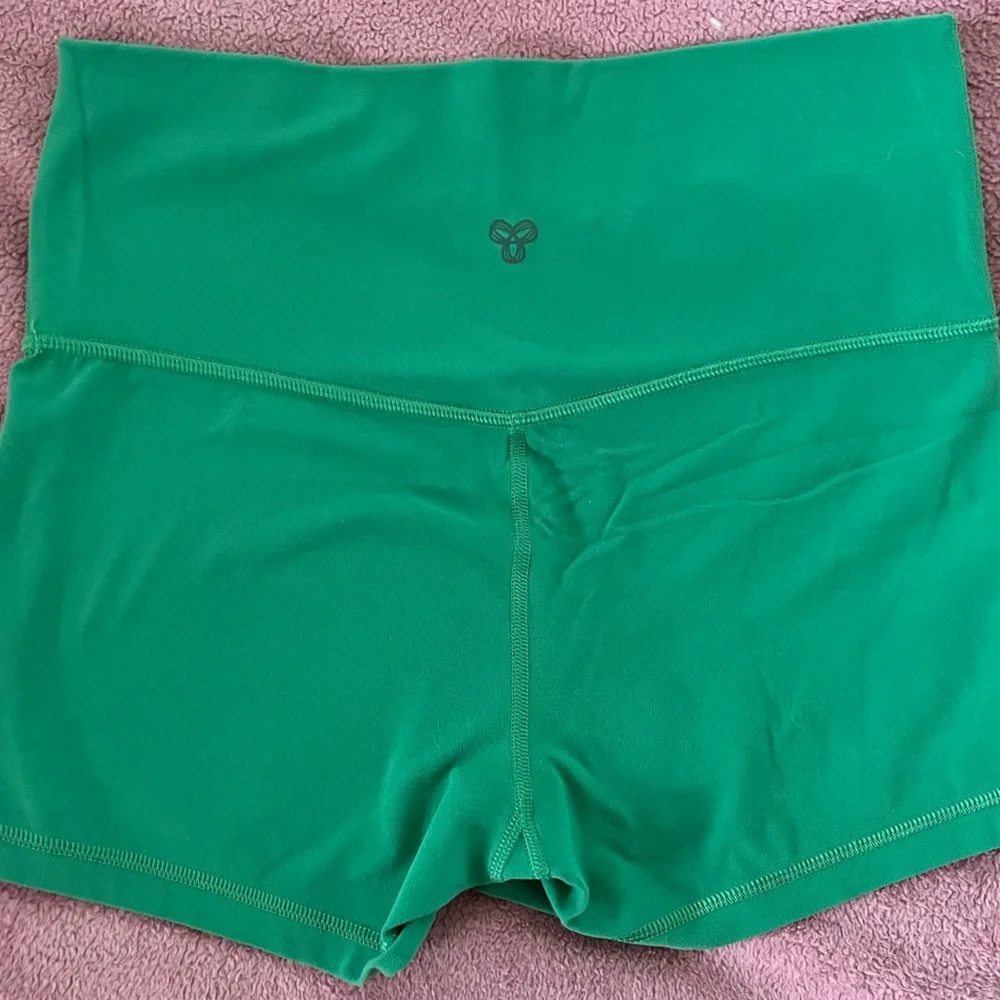 ARITZIA- Butter Cheeky Hi-Rise 3 inch Shorts - Picture 3 of 7